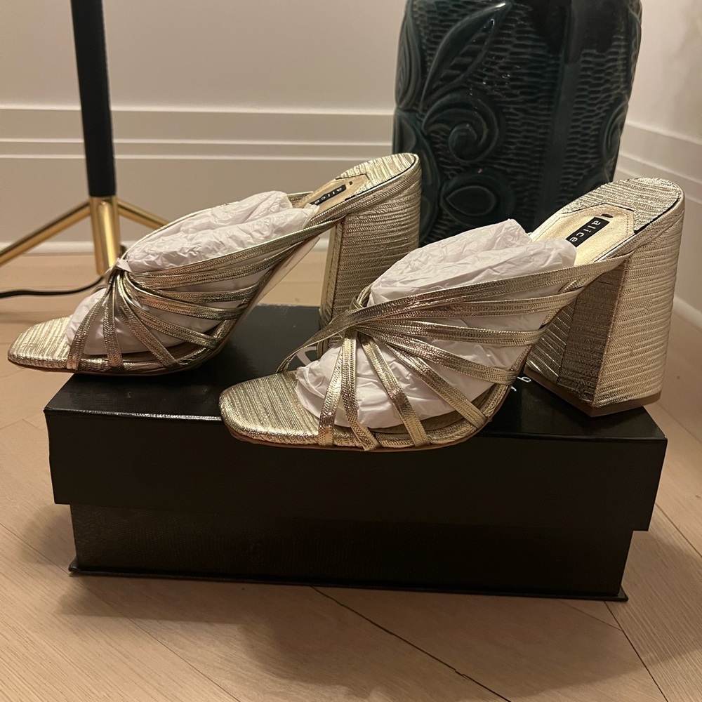 Alice + Olivia Paven Mule in Light Gold. Brand new. Size 10.